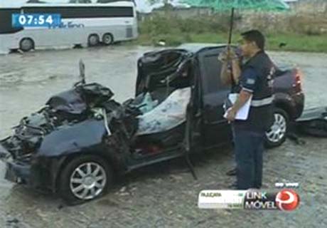 Colisão entre carro e caminhão deixa um morto na BR-104 nesta manhã