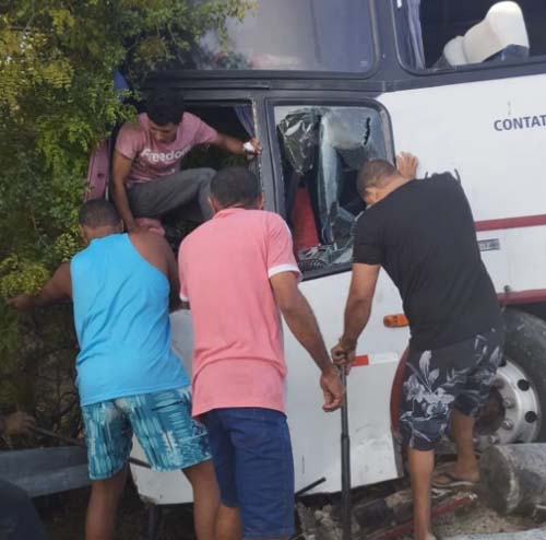 Alagoanos morrem em colisão entre ônibus na PE-360; 32 foram socorridos