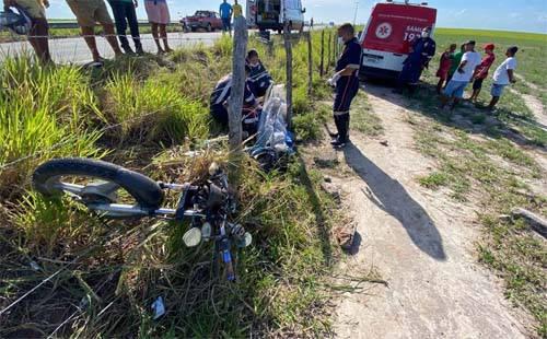 Condutor de motocicleta morre após veículo sair da pista e bater em cerca