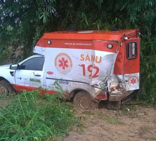 Ambulância do Samu cai em ribanceira e quatro ficam feridos na AL-435