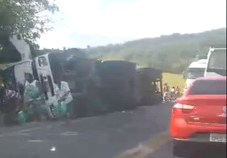 Caminhão com refrigerantes tomba na BR 316 em Santa Luzia do Norte