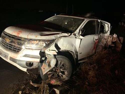 Três pessoas ficam feridas e três cavalos morrem em acidente de trânsito envolvendo três veículos, na AL-130