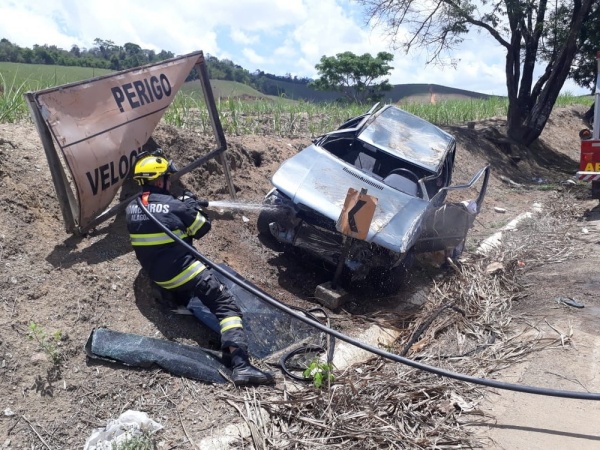 Carro capota e deixa feridos em São José da Laje, AL