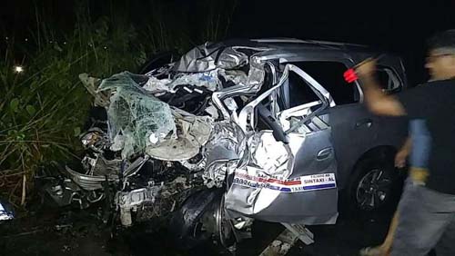 Motorista de alternativo morre após colisão com carreta; uma vítima foi resgatada das ferragens