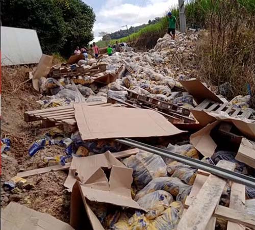 Caminhão tomba e despenca em ribanceira em São José da Laje, AL