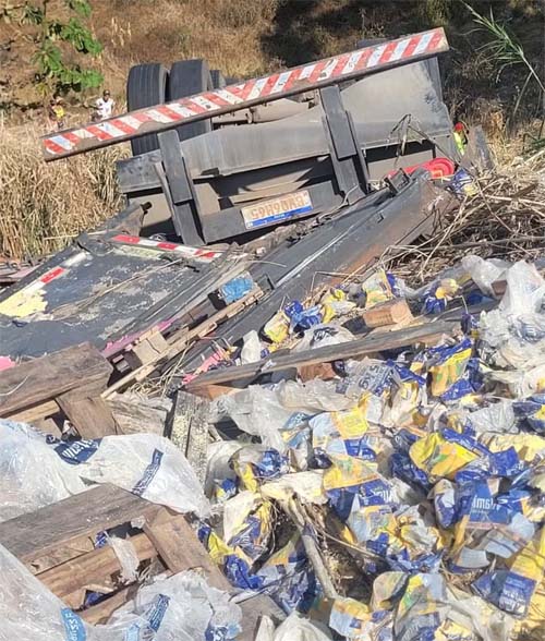 Corpo de motorista que tombou caminhão em São José da Laje é retirado das ferragens após 7h