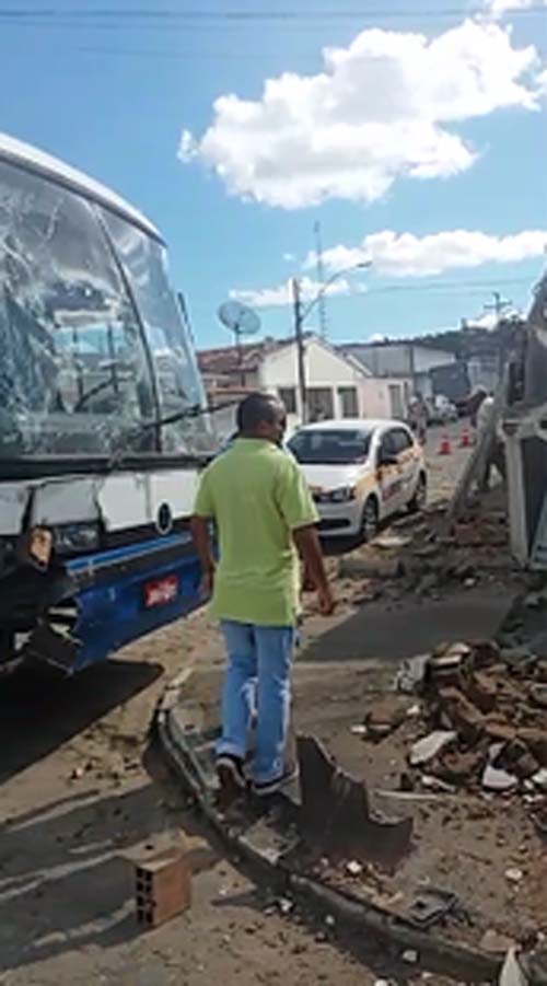 Ônibus desgovernado atinge muro de residência em São José da Laje