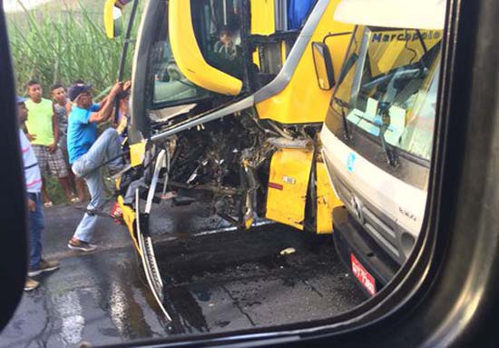 Caminhão colide em ônibus de turismo em São Luís do Quitunde