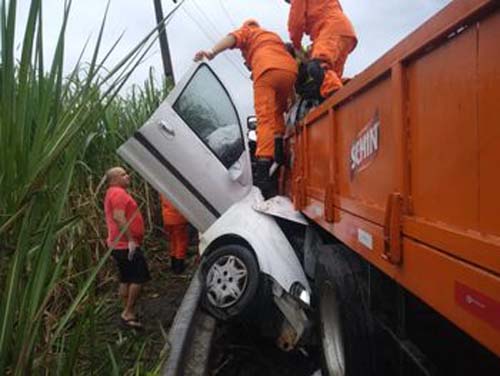 Colisão entre caminhão e veículo de passeio deixa dois feridos e um morto na AL-105