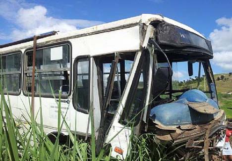 Motorista morre em acidente com ônibus de trabalhadores rurais