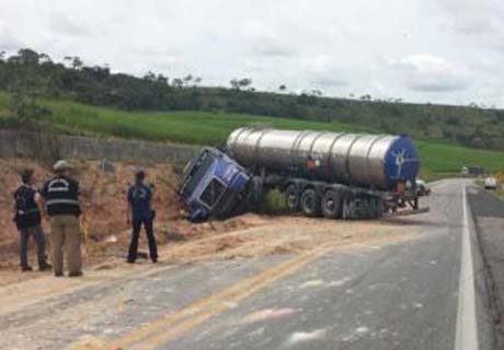 Condutor morre após caminhão-tanque tombar em trecho da BR-101