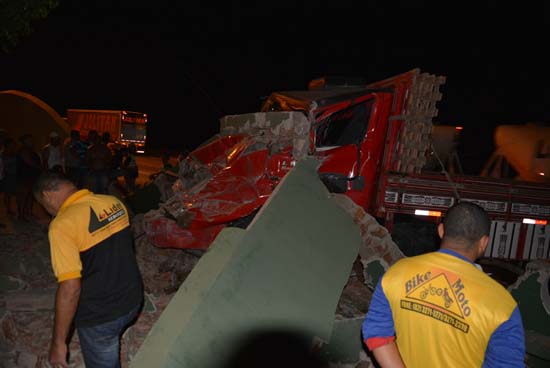 Condutor perde o controle de caminhão na BR 101 em São Miguel dos Campos