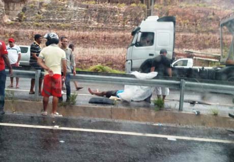 Kombi capota e deixa família ferida no trevo da Barra de São Miguel