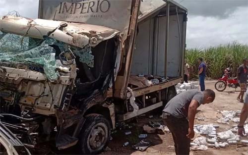 Caminhão carregado de cerveja capota e motorista fica ferido na BR-101, em São Miguel dos Campos