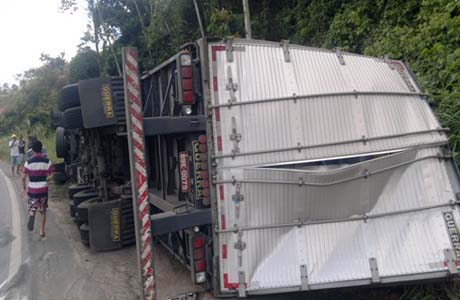 Carreta com carga de PVC tomba as margens da BR 101 em São Miguel dos Campos