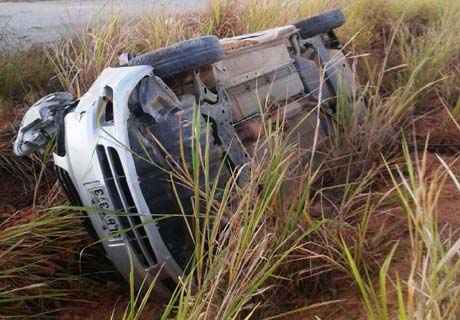 Motorista perde o controle e capota em desvio da BR 101
