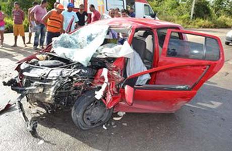 Grave acidente na BR-101 mata motorista e fere outros cinco passageiros