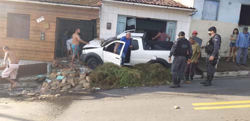 Carro colide e danifica duas residências na Rua do Cemitério em São Miguel dos Campos