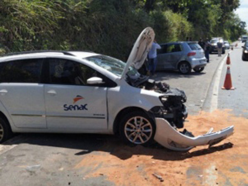 Caminhão atinge dois carros e uma moto na BR 316 em Satuba