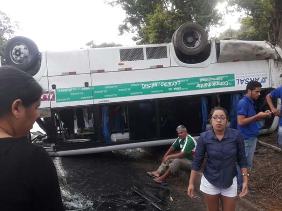 Grave acidente com micro ônibus em Satuba, deixa dezenas de pessoas feridas