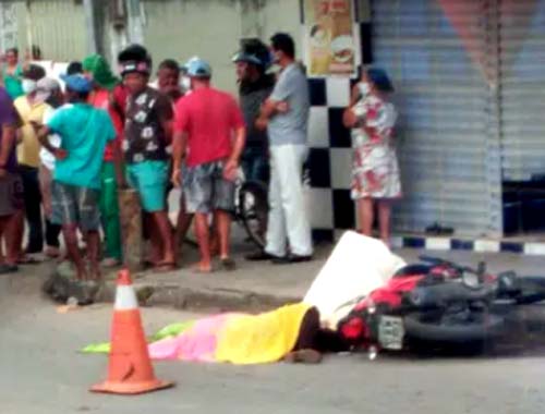 Servidora do Samu morre atropelada, após colisão entre moto e caminhão em Maceió