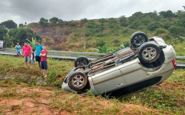 Carros capotam na rodovia BR-101 em Messias e Flexeiras