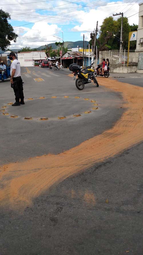 Vazamento de óleo provoca acidentes com motociclistas em União dos Palmares