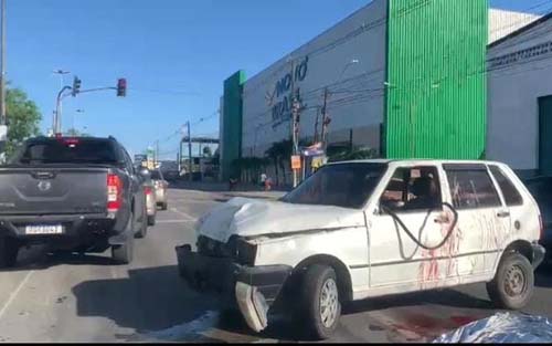 Homem morre após colisão entre carro de passeio e caminhão, na BR-104