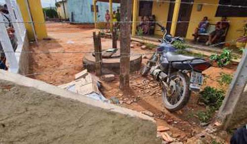 Motociclista morre e garupa fica ferido após colisão com muro de residência