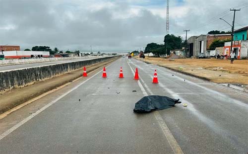 Caminhoneiro morre após descer de veículo e ser atropelado por motocicleta