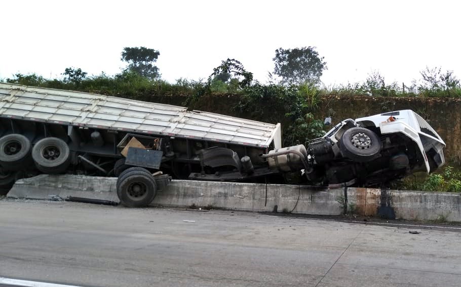 Motorista embriagado tomba com carreta na BR 101 em Teotônio Vilela