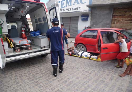 Colisão entre carro e moto deixa uma pessoa ferida em Inhapi