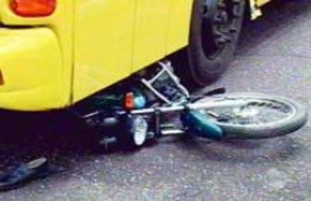 Mulher morre, vítima de uma colisão entre moto e ônibus, na BR-101