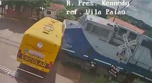 Duas crianças morrem e 25 ficam feridas após ônibus escolar ser atingido por trem no Paraná