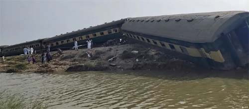 Descarrilamento no Paquistão deixa dezenas de mortos