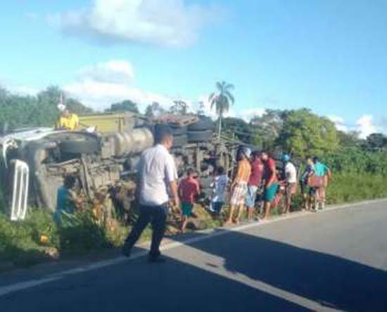 Carreta tomba no “Trevo da Morte”, em Pilar