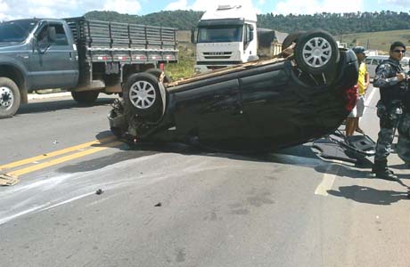 Veículo capota após colisão na BR 101 no acesso a cidade de São Miguel dos Campos