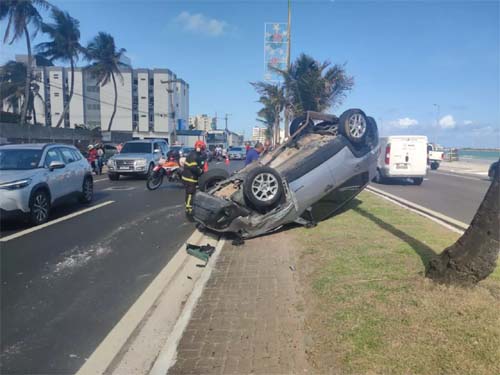 Veículo capota após motorista perder controle da direção no Trapiche