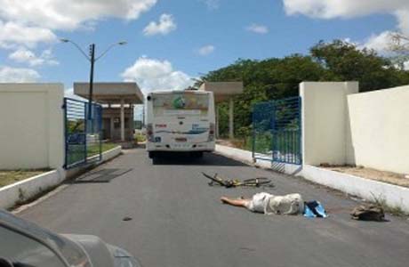 Ônibus atropela e mata ciclista na entrada da Ufal