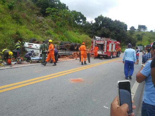 Caminhão tomba e condutor fica preso às ferragens em União dos Palmares