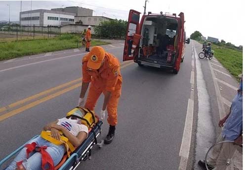 Jovem de 19 anos fica ferida em colisão na BR-104