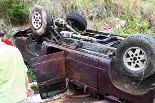 Veículo capota e deixa homem ferido na BR-104