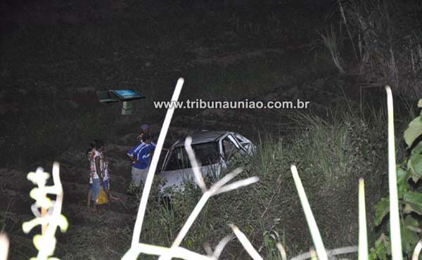 Carro capota na zona rural de União dos Palmares e deixa três passageiros feridos