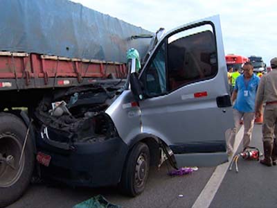 Acidente entre carreta e van deixa 10 mortos em estrada na Bahia