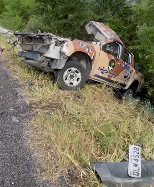 Colisão entre viatura da PM e caminhão deixa três militares feridos na BR-423