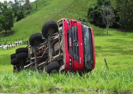 Caçamba tomba na AL-210 e passa por cima das pernas do condutor