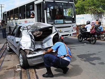 VLT e carro de passeio se chocam no Mutange