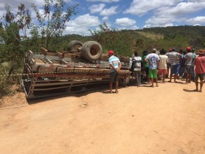 Caminhão que transportava alunos em Santana capota e deixa uma criança morta e outras feridas