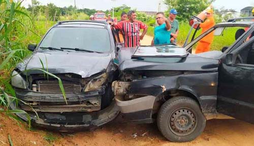 Colisão entre dois carros deixa feridos; resgate aéreo é acionado