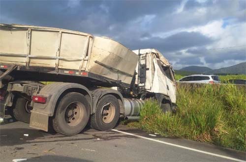 Acidente na BR-101 em Messias: carreta colide com ponto de ônibus após perda de controle